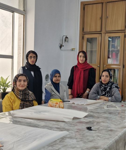 مربی خیاطی به همراه هنرجو