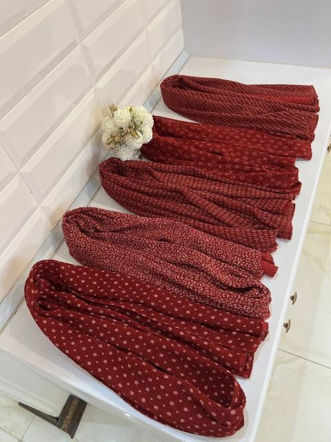 شال و روسری قرمز رنگ