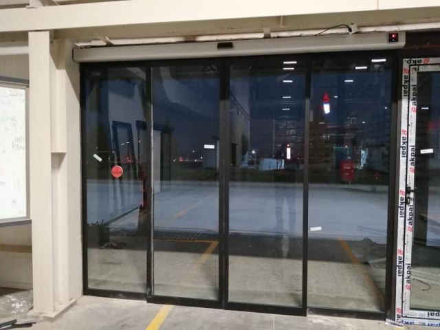 اجرای کرتین وال و نمای شیشه ای ساختمان