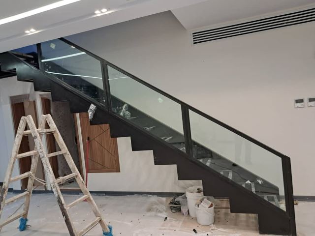 اجرای کرتین وال و نمای شیشه ای ساختمان در تهران