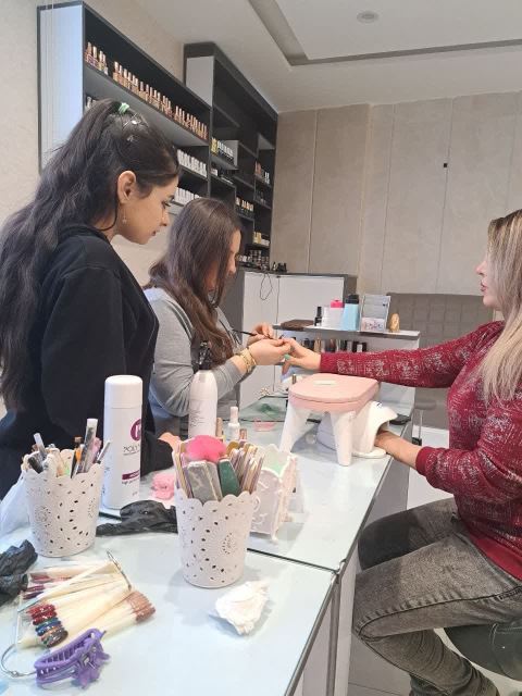 بهترین آموزشگاه زیبایی در قروه آموزشگاه زیبایی ترنگ