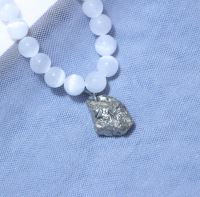 گردنبند سلنایت با آویز پرهنیت سنگارنگ