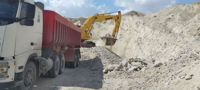 معدن فلدسپات زرین