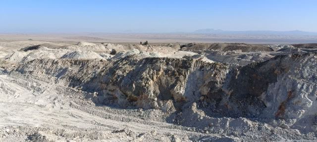 معدن فلدسپات زرین