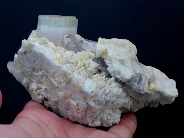 معدن فلدسپات زرین