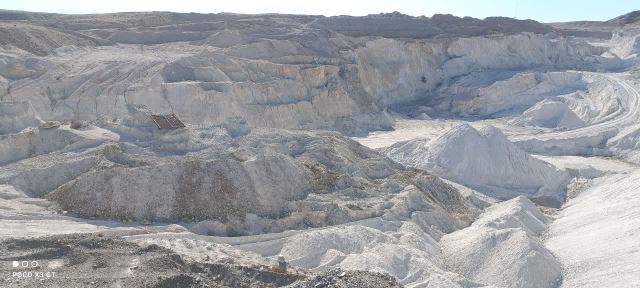 معدن فلدسپات زرین