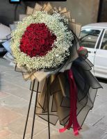 دسته گل قدی رز قرمز و گل عروس