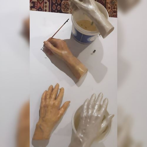 دست گچی و پلی استری رنگ شده