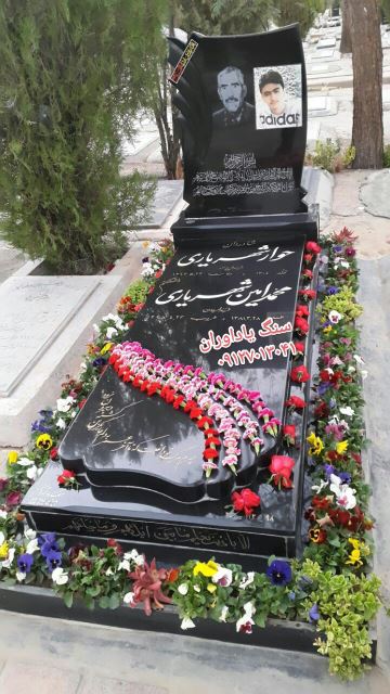 سنگ مزار برزیلی به نوعی سنگ طبیعی گفته می‌شود که معمولاً از سنگ‌های گرانیتی و مرمرهای وارداتی از برزیل تهیه می‌شود. این سنگ‌ها به دلیل کیفیت بالا، طرح‌های خاص، و تنوع رنگی که دارند، در صنایع مختلف از جمله ساخت سنگ‌های مزار بسیار محبوب هستند. ویژگی‌های اصلی سنگ مزار برزیلی عبارتند از:  1. کیفیت بالا: سنگ‌های برزیلی مقاومت بالایی در برابر شرایط آب و هوایی، رطوبت، و تغییرات دما دارند.   2. تنوع رنگ: سنگ‌های برزیلی در رنگ‌های متنوعی مثل مشکی، سفید، طلایی، خاکستری و سبز موجود هستند که طرح‌های زیبا و طبیعی روی آن‌ها جلوه می‌کنند.   3. دوام و استحکام: این سنگ‌ها به دلیل سختی و استحکام بالا برای ساخت سنگ‌های مزار مناسب هستند و عمر طولانی دارند.   4. بافت طبیعی: طرح‌های رگه‌دار و منحصر به فرد این سنگ‌ها زیبایی خاصی به آن‌ها می‌بخشد.