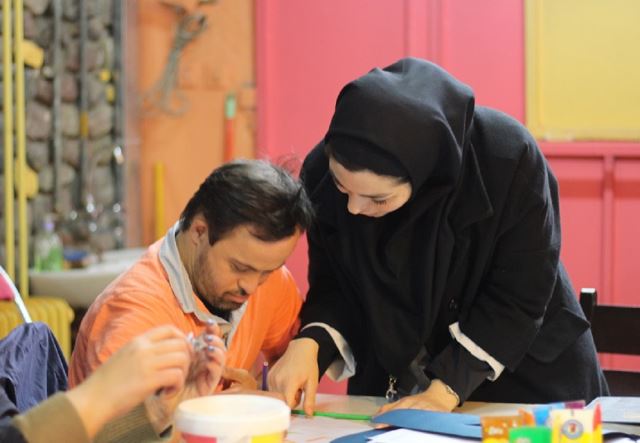 آموزش نقاشی به معلول ذهنی