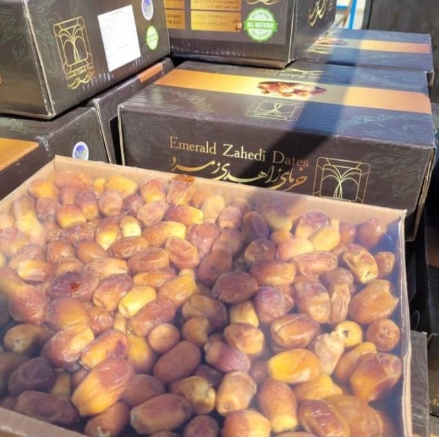 بسته بندی خرمای زاهدی زمرد