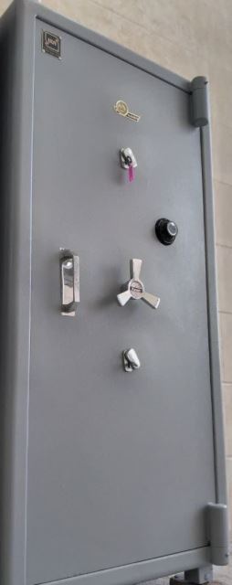 گاوصندوق استوک علی کمالی اردکانی